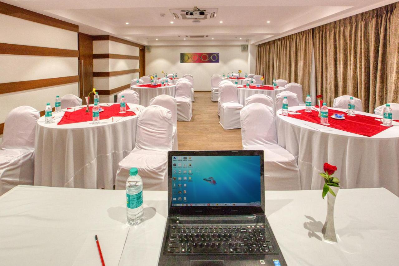 7 Apple Hotel - Viman Nagar Pune Exteriör bild